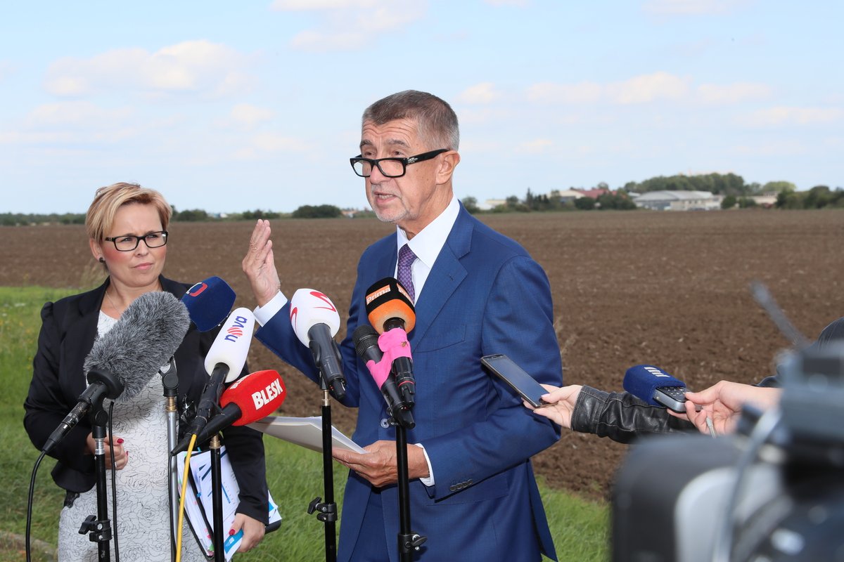 Andrej Babiš (ANO) mluvil u pole a metra v Letňanech o nové administrativní čtvrti (17.9.2019)