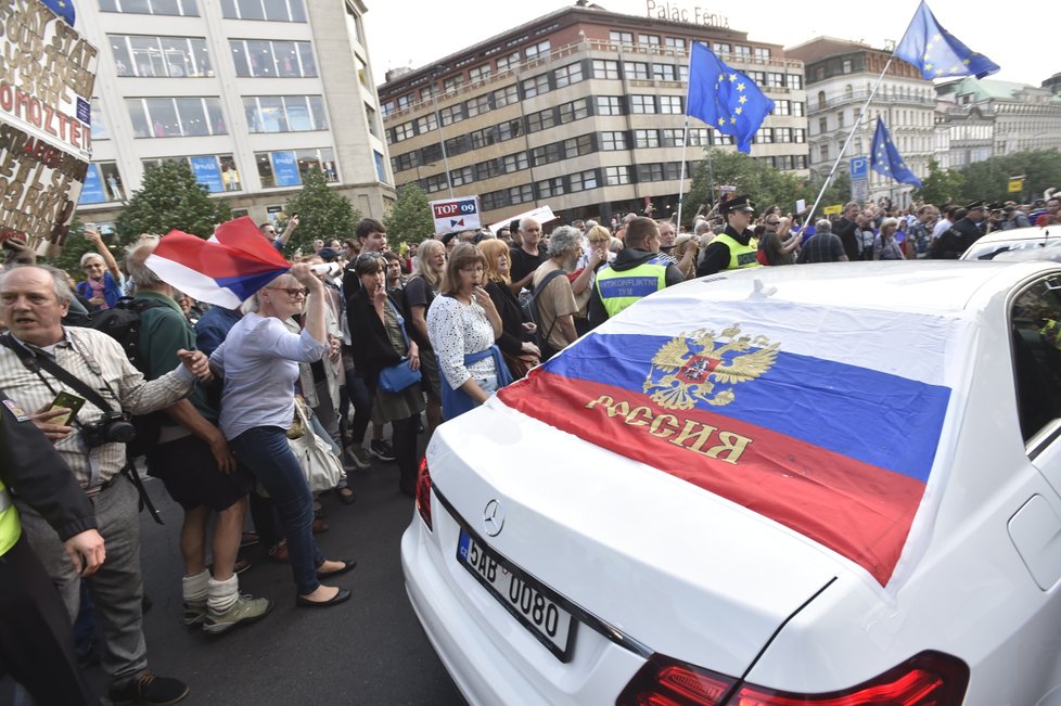 Protest proti Andreji Babišovi a vládě s podporou KSČM: Demonstranty rozlítilo auto s ruskou vlajkou (9. 5. 2018).