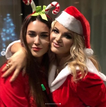 Adventní večírek: Monika Babišová se převlékla za Santu