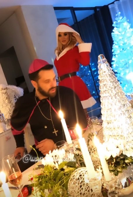 Adventní večírek: Monika Babišová se převlékla za Santu, její kamarád za kněze