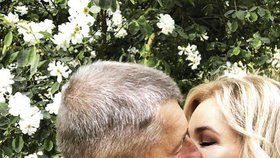 Andrej Babiš stihl na prvního máje políbit v Průhonicích manželku Moniku - po návratu z Polska