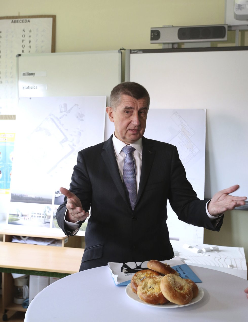 Andrej Babiš při návštěvě základní školy v Psárech