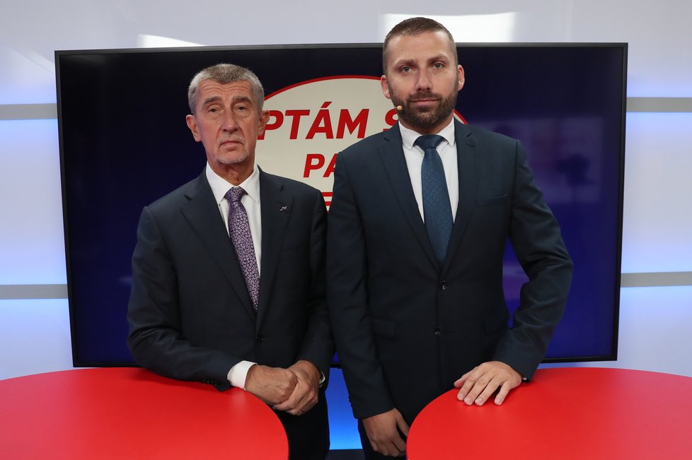 Andrej Babiš (ANO) a moderátor Jaroslav Šimáček před začátkem pořadu Ptám se, pane premiére