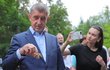 Premiér Andrej Babiš (ANO) šel s ministrem životního prostředí Richardem Brabcem (ANO) vypouštět raky kamenáče (2.7.2020)