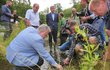 Premiér Andrej Babiš (ANO) šel s ministrem životního prostředí Richardem Brabcem (ANO) vypouštět raky kamenáče (2.7.2020)