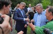 Premiér Andrej Babiš (ANO) šel s ministrem životního prostředí Richardem Brabcem (ANO) vypouštět raky kamenáče (2.7.2020)