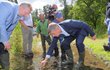 Premiér Andrej Babiš (ANO) šel s ministrem životního prostředí Richardem Brabcem (ANO) vypouštět raky kamenáče (2.7.2020)