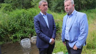 Kam pojedou politici na dovolenou? Někteří pod stan nebo na chalupu, Babiš na Krétu