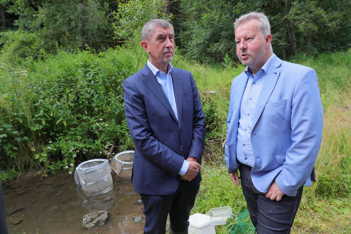 Premiér Andrej Babiš (ANO) šel s ministrem životního prostředí Richardem Brabcem (ANO) vypouštět raky kamenáče (2.7.2020)