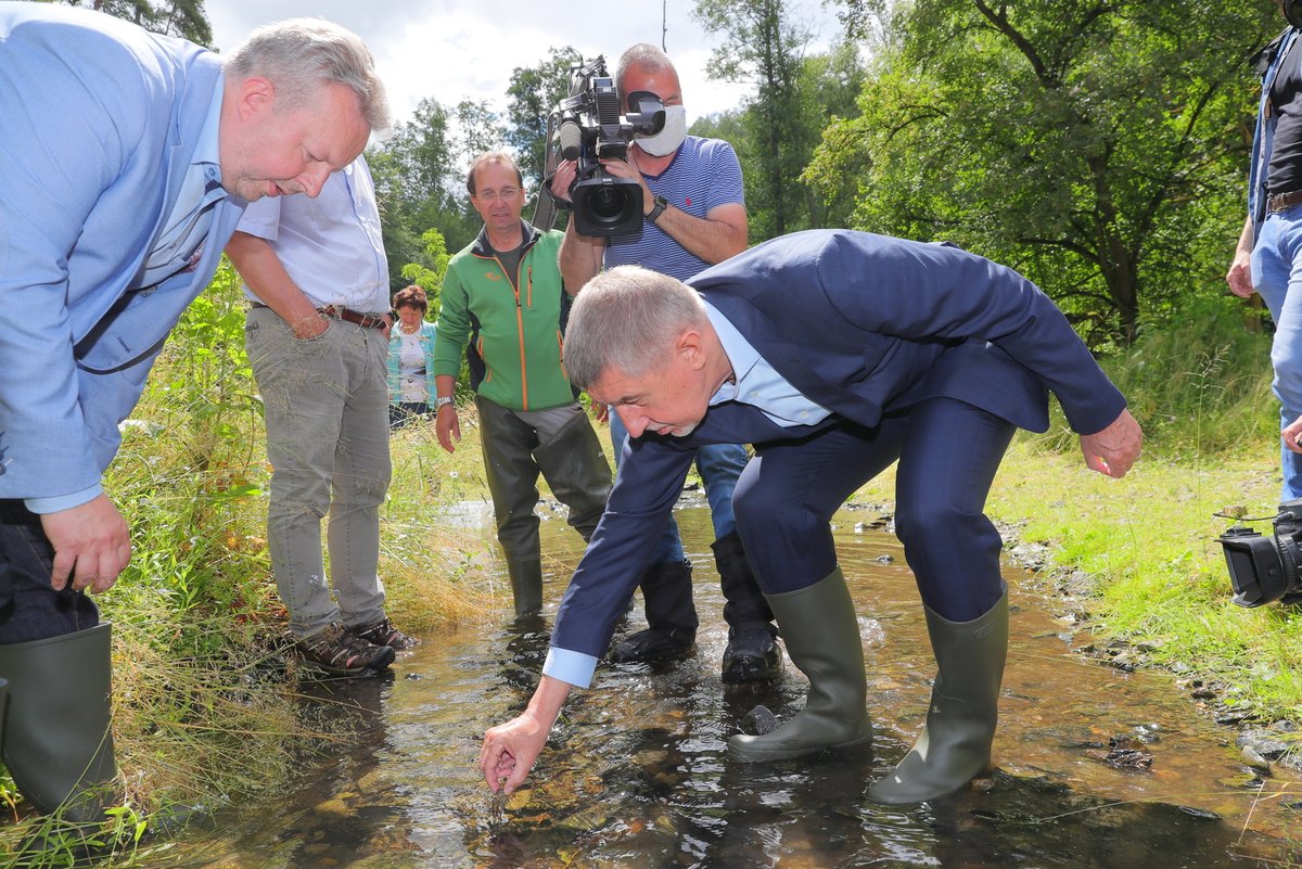 Premiér Andrej Babiš (ANO) šel s ministrem životního prostředí Richardem Brabcem (ANO) vypouštět raky kamenáče (2.7.2020)