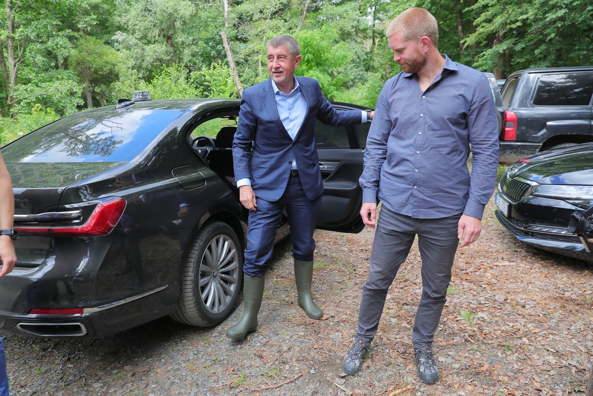 Premiér Andrej Babiš (ANO) šel s ministrem životního prostředí Richardem Brabcem (ANO) vypouštět raky kamenáče (2.7.2020)