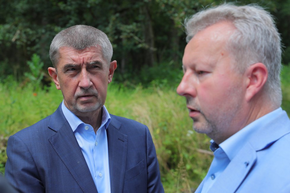 Premiér Andrej Babiš (ANO) šel s ministrem životního prostředí Richardem Brabcem (ANO) vypouštět raky kamenáče (2. 7. 2020)