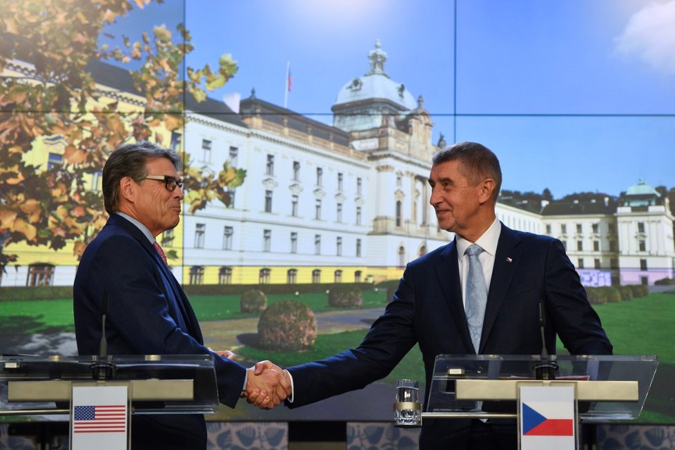 Premiér Andrej Babiš komentoval 14. listopadu 2018 v Praze na tiskové konferenci po setkání s americkým ministrem energetiky Rickem Perrym také případ údajného nedobrovolného držení jeho syna Andreje Babiše mladšího na Krymu kvůli kauze Čapí hnízdo.