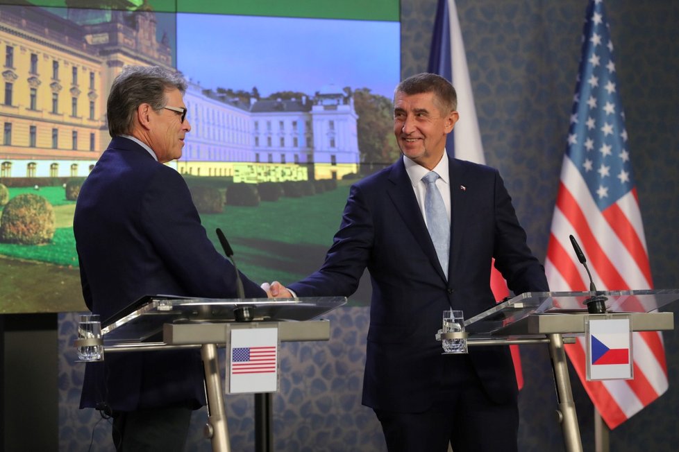 Premiér Andrej Babiš komentoval 14. listopadu 2018 v Praze na tiskové konferenci po setkání s americkým ministrem energetiky Rickem Perrym také případ údajného nedobrovolného držení jeho syna Andreje Babiše mladšího na Krymu kvůli kauze Čapí hnízdo