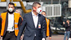 Andrej Babiš s respirátorem na Letišti Václava Havla