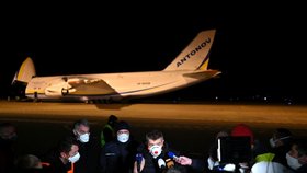 Andrej Babiš na letišti v Pardubicích po příletu Ruslanu se 106 tunami zdravotnického materiálu