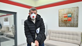 Andrej Babiš s respirátorem kvůli ochraně před koronavirem