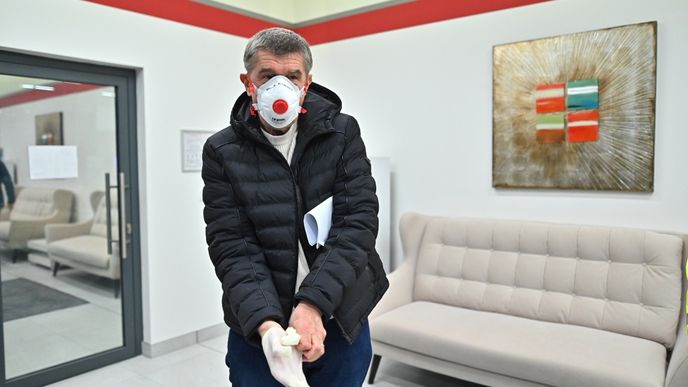 Andrej Babiš s respirátorem kvůli ochraně před koronavirem