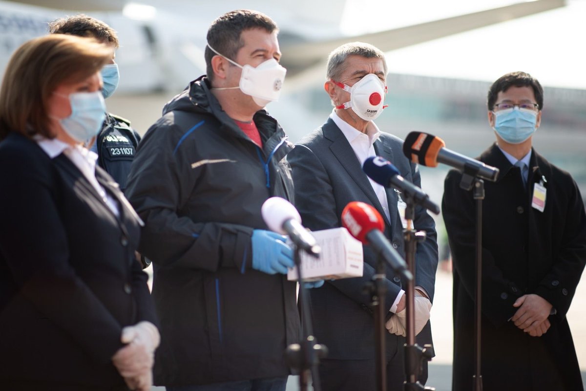 Andrej Babiš s respirátorem na Letišti Václava Havla spolu s Janem Hamáčkem, Alenou Schillerovou a velvyslancem Číny
