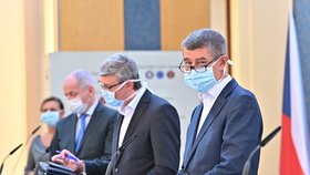 Andrej Babiš (ANO), Karel Havlíček a Roman Prymula v rouškách po jednání vlády (18. 3. 2020)