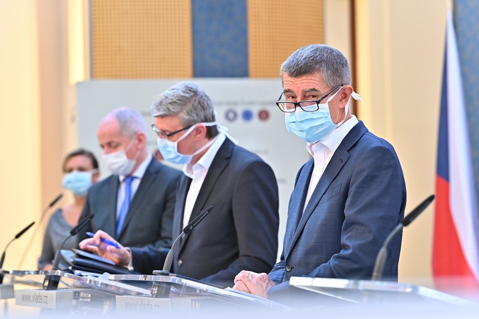 Andrej Babiš (ANO), Karel Havlíček a Roman Prymula v rouškách po jednání vlády (18. 3. 2020)