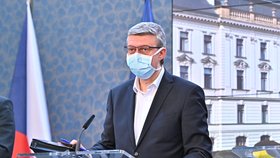 Vicepremiér Karel Havlíček (za ANO) v roušce po jednání vlády (18.3.2020)