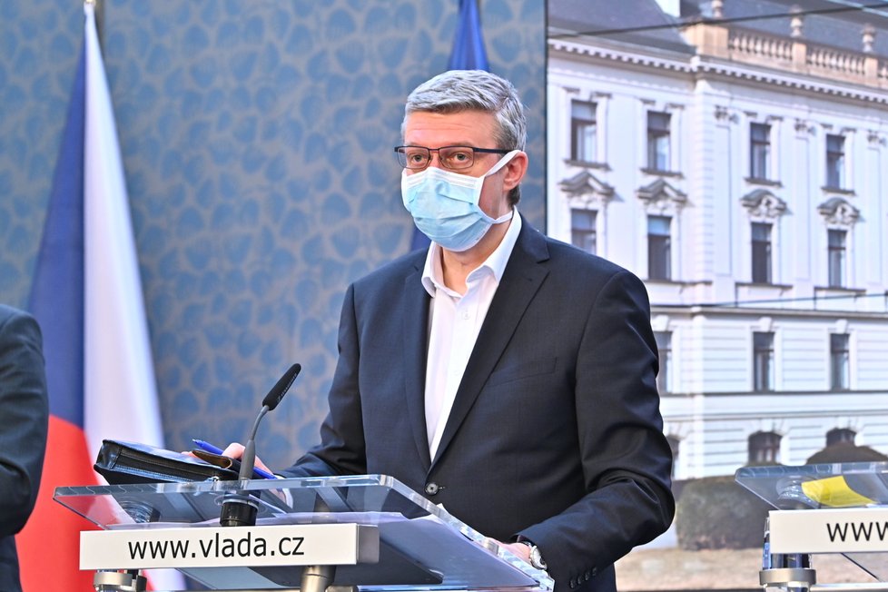 Vicepremiér Karel Havlíček (za ANO) v roušce po jednání vlády (18.3.2020)