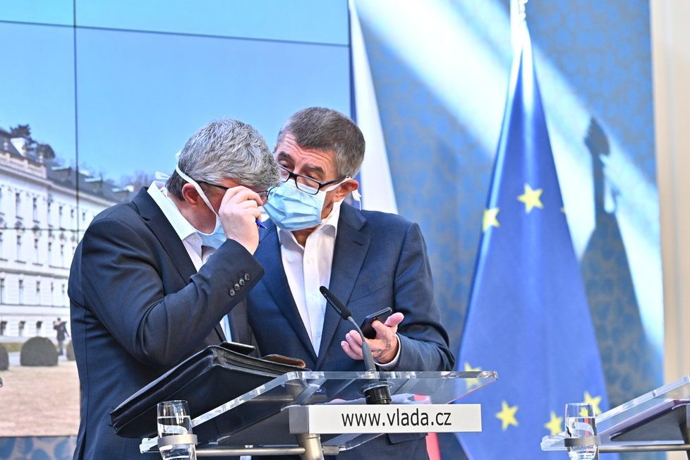 Andrej Babiš (ANO) a Karel Havlíček v rouškách po jednání vlády (18. 3. 2020)