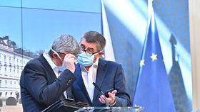 Andrej Babiš (ANO) a Karel Havlíček v rouškách po jednání vlády (18. 3. 2020)