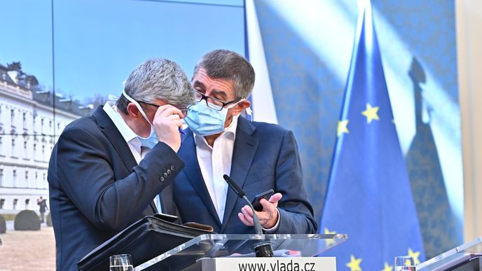 Andrej Babiš (ANO) a Karel Havlíček v rouškách po jednání vlády