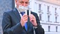Roman Prymula ukazuje testy na koronavirus po jednání vlády (18.3.2020)