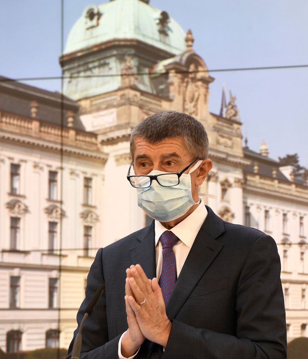 Andrej Babiš (ANO) s rouškou na tiskovce na Úřadu vlády (17.3.2020)