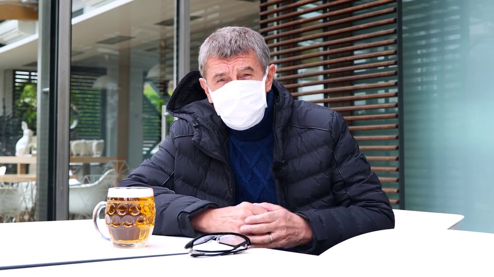 Andrej Babiš v roušce: Pravidelné nedělní hlášení o pivu, koronaviru i cestování (3. 5. 2020)