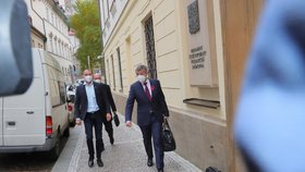 Premiér Andrej Babiš (ANO) přichází na jednání Poslanecké sněmovny o státním rozpočtu. (11. 11. 2020)