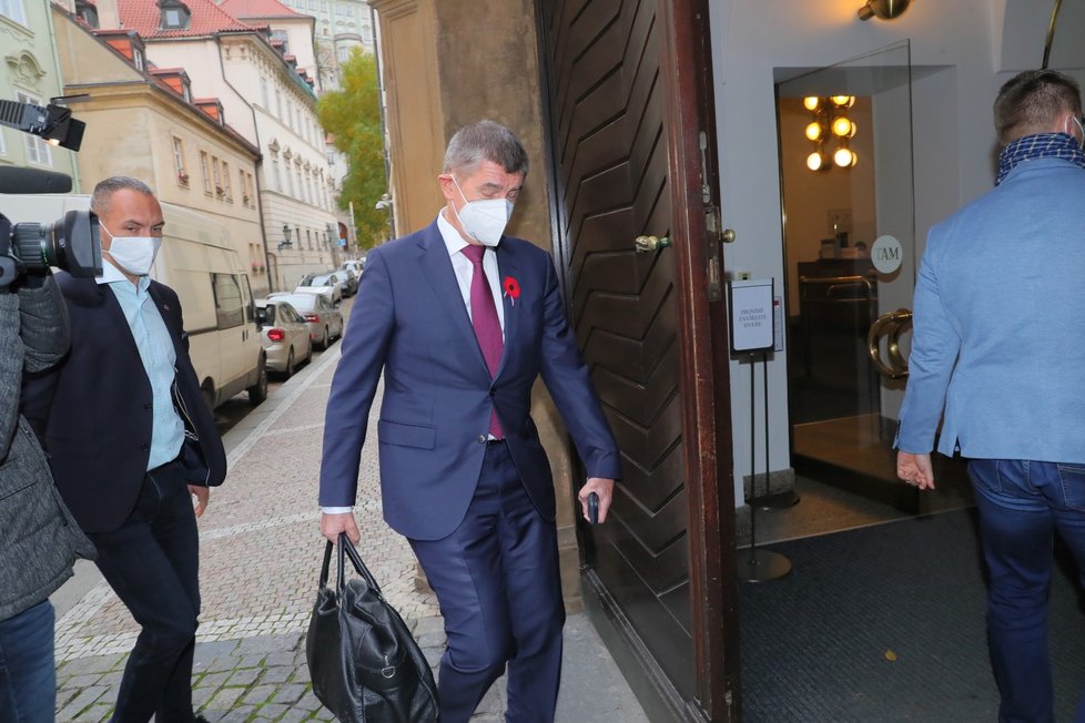 Premiér Andrej Babiš (ANO) přichází na jednání Poslanecké sněmovny o státním rozpočtu (11. 11. 2020).