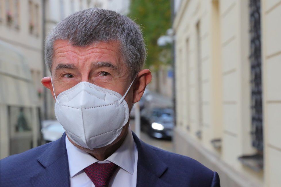 Premiér Andrej Babiš (ANO) přichází na jednání Poslanecké sněmovny o státním rozpočtu. (11. 11. 2020)