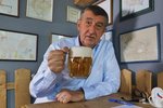 Babiš vyrazil po rozvolnění do hospody: Zajděte na pivo, vyzýval Čechy