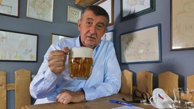 Babiš vyrazil po rozvolnění do hospody: Zajděte na pivo, vyzýval Čechy