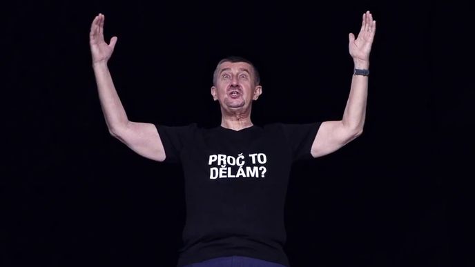 Andrej Babiš při focení na obálku své knihy Sdílejte, než to zakážou!