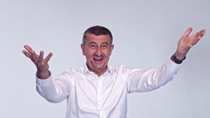 Andrej Babiš při focení na obálku své knihy Sdílejte, než to zakážou!