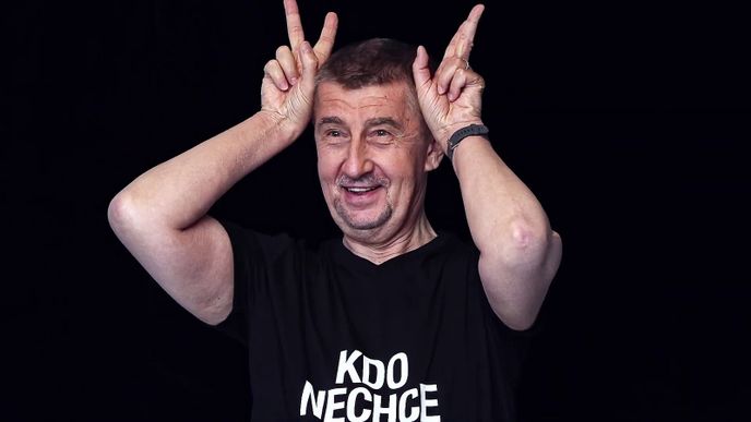 Andrej Babiš při focení na obálku své knihy Sdílejte, než to zakážou!