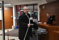 Senior, který přetáhl holí Babiše: Dostal podmínku a musí zaplatit za ošetření premiéra