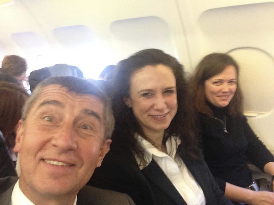 Selfie Andreje Babiše s jeho kolegyněmi z ministerstva financí náměstkyní Hornochovou a její poradkyní Hrdinkovou