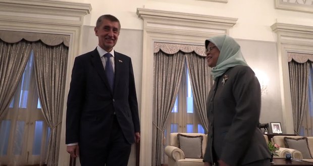 Babiš u muslimky v paláci zářil. V Asii ho uctili českým pivem a francouzským vínem