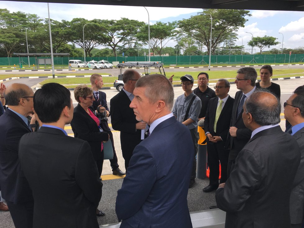 Andrej Babiš (ANO) v Singapuru navštívil i testovací centrum pro auta bez řidičů. Jedním z nich se pak na okruhu i sám svezl (15. 1. 2019).