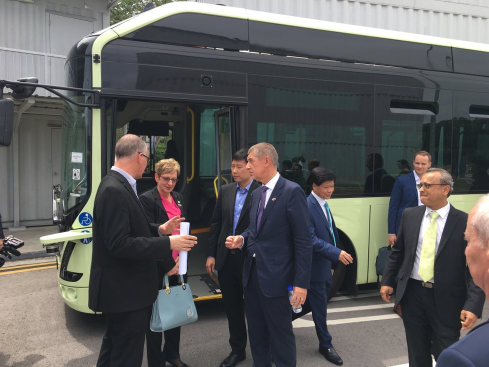 Andrej Babiš (ANO) v Singapuru navštívil i testovací centrum pro auta bez řidičů. Jedním z nich se pak na okruhu i sám svezl (15. 1. 2019).