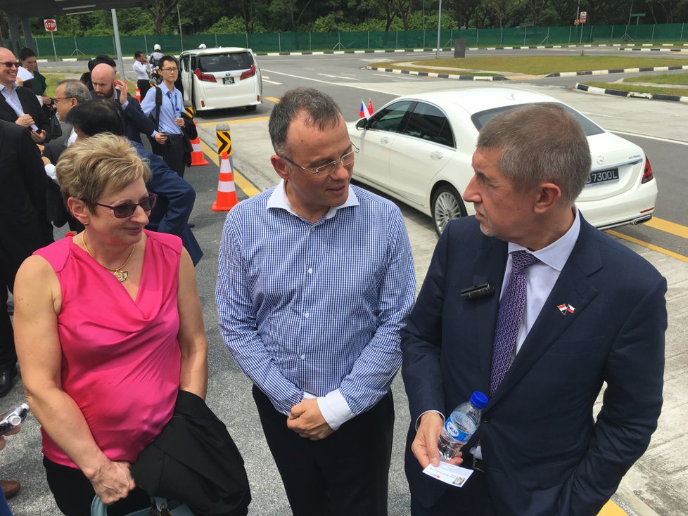 Andrej Babiš (ANO) v Singapuru navštívil i testovací centrum pro auta bez řidičů. Jedním z nich se pak na okruhu i sám svezl (15. 1. 2019).