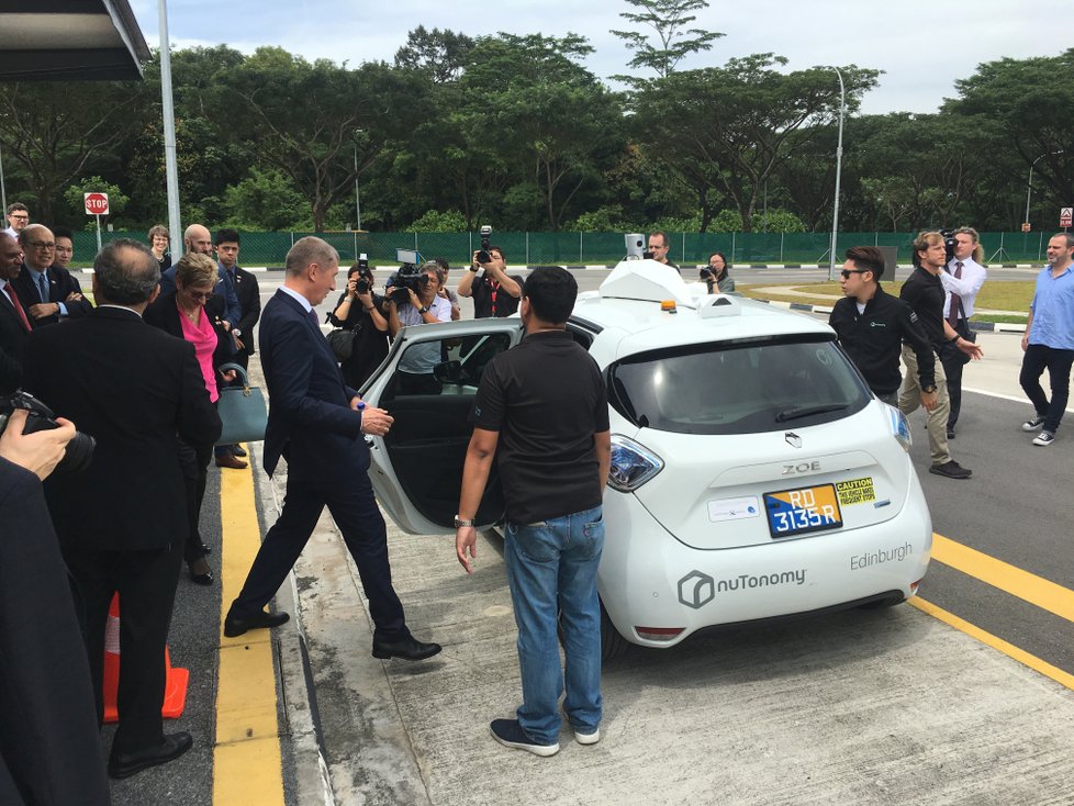 Andrej Babiš (ANO) v Singapuru navštívil i testovací centrum pro auta bez řidičů. Jedním z nich se pak na okruhu i sám svezl (15.1.2019)