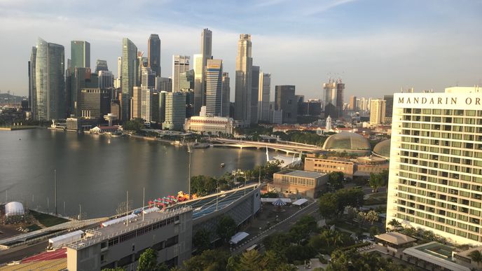 Pohled na ranní Singapur z hotelu Ritz Carlton