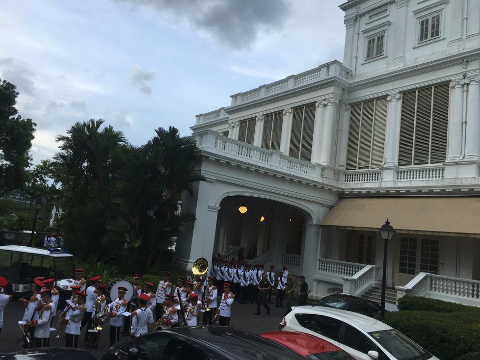 Andreje Babiše čekalo před prezidentským palácem v Singapuru přijetí s vojenskými poctami. Zazněla i česká hymna (14. 1. 2019).